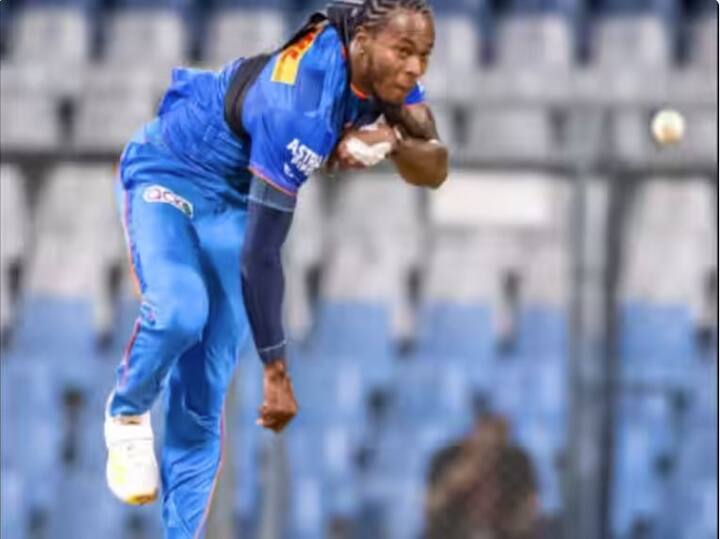 ਇੰਗਲੈਂਡ ਦੇ ਤੇਜ਼ ਗੇਂਦਬਾਜ਼ ਜੋਫਰਾ ਆਰਚਰ ਨੇ 2 ਅਪ੍ਰੈਲ ਨੂੰ ਆਈਪੀਐਲ 2023 ਵਿੱਚ ਮੁੰਬਈ ਇੰਡੀਅਨਜ਼ ਲਈ ਆਪਣੀ ਸ਼ੁਰੂਆਤ ਕੀਤੀ। ਪਿਛਲੇ ਸੀਜ਼ਨ ਵਿੱਚ ਉਹ ਸੱਟ ਕਾਰਨ ਮੁੰਬਈ ਲਈ ਨਹੀਂ ਖੇਡ ਸਕਿਆ ਸੀ। ਜੋਫਰਾ ਨੇ ਮੁੰਬਈ ਇੰਡੀਅਨਜ਼ ਲਈ ਖੇਡਦੇ ਹੋਏ 22 ਨੰਬਰ ਦੀ ਜਰਸੀ ਪਹਿਨੀ ਸੀ। ਉਸ ਨੂੰ 22 ਨੰਬਰ ਦੀ ਜਰਸੀ ਨਾਲ ਖਾਸ ਲਗਾਅ ਹੈ।