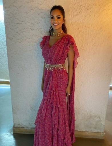 इस तरीके की प्रिंटेड फ्रिल वाली साड़ी पर मल्टी कलर स्टोन वाला यह लटकनुमा बेल्ट काफी स्टनिंग लुक देता है और उसके साथ उसी से मैच करता हुआ चोकर सेट पहनकर आप एक अट्रैक्टिव लुक पा सकती हैं.