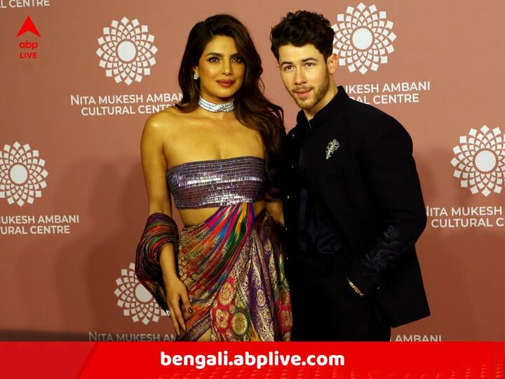 ৬৫ বছর পুরনো একটি বেনারসি পাটোলা শাড়ি দিয়ে করা হয়েছে এই গাউনটি। খাদি সিল্কের ওপর রুপোলি ও সোনালি সুতোর কাজে ফুটিয়ে তোলা হয়েছে অপূর্ব কলকা। গাউনে তুলে ধরা হয়েছে ইক্কতের ৯ট রঙ।