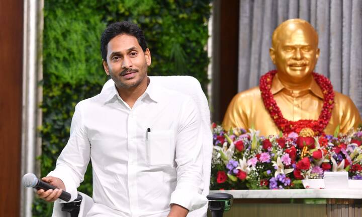 పార్టీ ఎమ్మెల్యేలు, ఇంఛార్జ్ లతో సమావేశం అయిన ఏపీ సీఎం జగన్