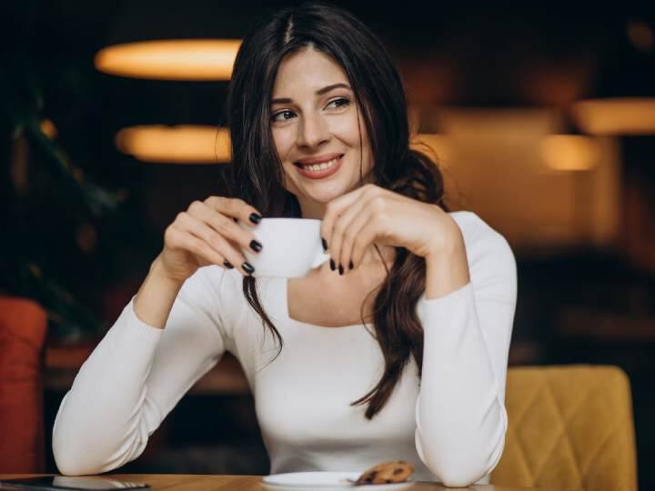 हेल्थलाइन में छपी एक रिपोर्ट के मुताबिक, अधिक चाय या फिर कॉफी पीने से नींद में कमी होती  है. साथ ही आपको चिड़चिड़ापन और थकान भी महसूस होगी. एक रिपोर्ट के मुताबिक रोज सुबह खाली पेट चाय या फिर कॉफी पीने से हड्डियां और जोड़ों में दर्द शुरू होता है. जिसकी वजह से हड्डियां कमजोर हो जाती हैं.