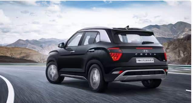 Hyundai ਵੀ ਆਪਣੀ SUV ਕਾਰ Hyundai Creta ਦੇ ਫੇਸਲਿਫਟ ਵੇਰੀਐਂਟ ਨੂੰ ਵੀ ਲਿਆਉਣ ਦੀ ਤਿਆਰੀ ਕਰ ਰਹੀ ਹੈ। ਜਾਣਕਾਰੀ ਮੁਤਾਬਕ ਕੰਪਨੀ ਅਗਲੇ ਸਾਲ ਨਵੀਂ ਕ੍ਰੇਟਾ ਨੂੰ ਪੇਸ਼ ਕਰੇਗੀ, ਜਿਸ ਨੂੰ ਵੱਡੇ ਪੱਧਰ 'ਤੇ ਕੀਤਾ ਜਾਵੇਗਾ। ਇਸ ਦੇ ਨਾਲ ਹੀ ਸੁਰੱਖਿਆ ਦੇ ਲਿਹਾਜ਼ ਨਾਲ ਨਵੀਂ ਕ੍ਰੇਟਾ ਨੂੰ ਕਾਫੀ ਬਿਹਤਰ ਦੇਖਿਆ ਜਾ ਸਕਦਾ ਹੈ।