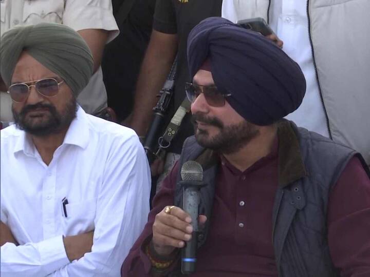 Congress Leader Navjot Singh Sidhu Meets Sidhu Moose Wala Parents In Punjab Mansa All Details 'Are Govts Supposed To Protect Or Perpetrate Crime?' Navjot Sidhu After Meeting Moose Wala's Parents