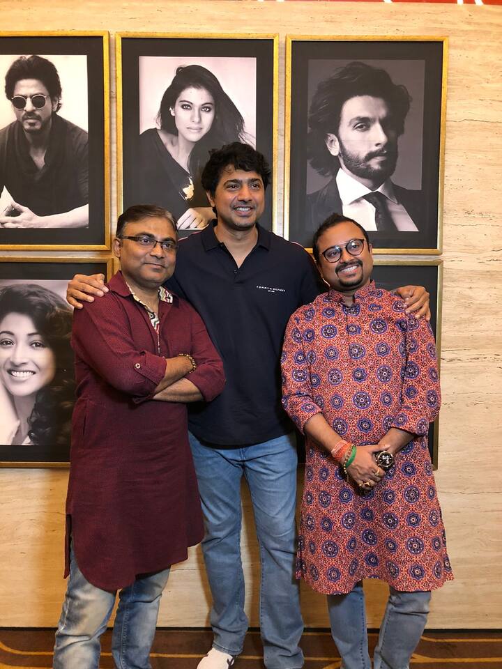 এই ছবি এক বাবা ছেলের সমীকরণের গল্প বলেছে। দেবের বিয়ের জন্য মেয়ে খুঁজে আনতে উদ্যোগী মিঠুন। পুরনো বন্ধুর মেয়েকে দেবের জন্য পছন্দও করে ফেলেন 'বাবা' মিঠুন।