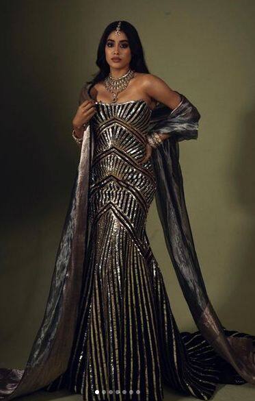 ਬਲੈਕ ਮਰਮੇਡ ਲੁੱਕ ਨਾਲ ਪ੍ਰਸ਼ੰਸਕਾਂ ਦੇ ਦਿਲਾਂ 'ਤੇ ਛੁਰਾ ਚਲਾ ਰਹੀ ਹੈ ਜਾਹਨਵੀ ਕਪੂਰ