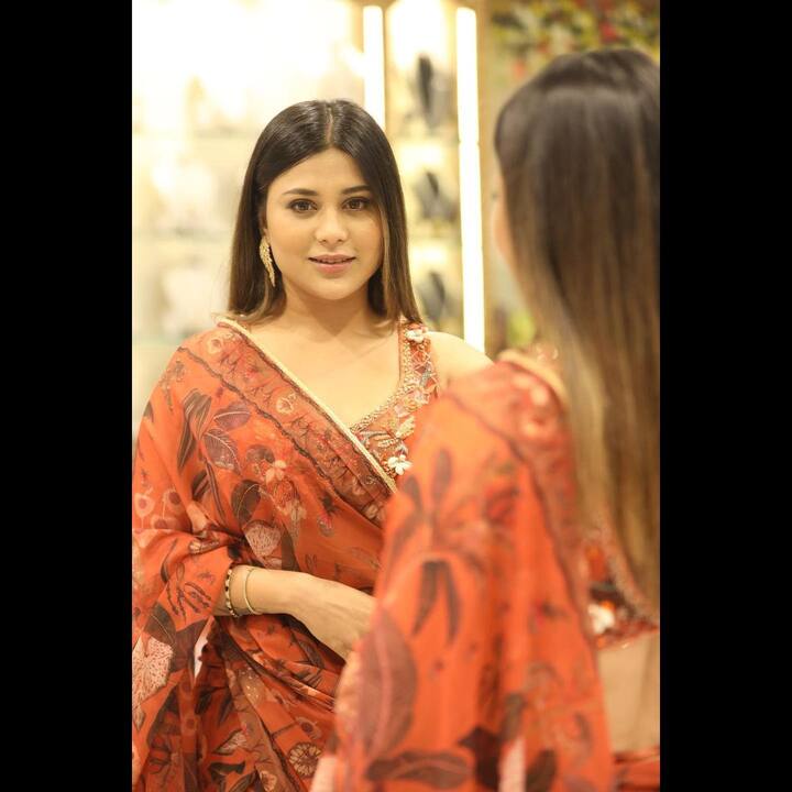 బిగ్ బాస్ ఇంట్లో తెలుగు సరిగా మాట్లాడటానికి ఇబ్బంది పడిన హమీదా ఇప్పుడు సీరియల్ లో తన నటనతో అదరగొడుతుంది. Image Credit: Hamida Khatoon/ Instagram