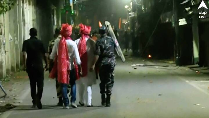 রামনবমীর মিছিল ঘিরে হাওড়ার পর হুগলি।  ভাঙচুর, ইটবৃষ্টি, আগুন, কিছুই গেল না বাদ । আবার আইনশৃঙ্খলা নিয়ে উঠেছে প্রশ্ন। প্রশ্নের মুখে পুলিশের ভূমিকাও।