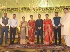 अनुप्रिया पटेल के यहां रिसेप्शन में पहुंचे कई पार्टियों के दिग्गज नेता, मां कृष्णा पटेल और बहन पल्लवी नहीं आईं नजर