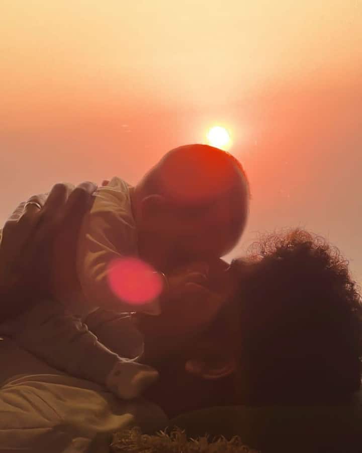 விக்னேஷ் சிவன், அடிக்கடி தனது மகன்கள் குறித்து சமூக வலைதள பதிவுகள் மூலம் பகிர்ந்து வந்தார். ‘சன் கிஸ்ட்’ என இந்த புகைப்படத்தை சில வாரங்களுக்கு முன்பு வெளியிட்டிருந்தார்