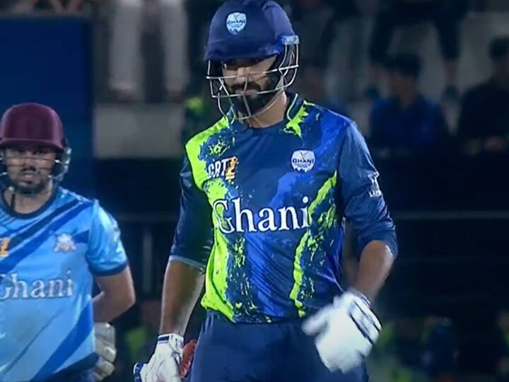 pakistan bowler Usama Mir hits 34 runs an over watch viral video पाकिस्तान के बॉलर उसामा मीर पर चढ़ा बैटिंग का खुमार, एक ओवर में जड़ दिए 34 रन, देखें Video
