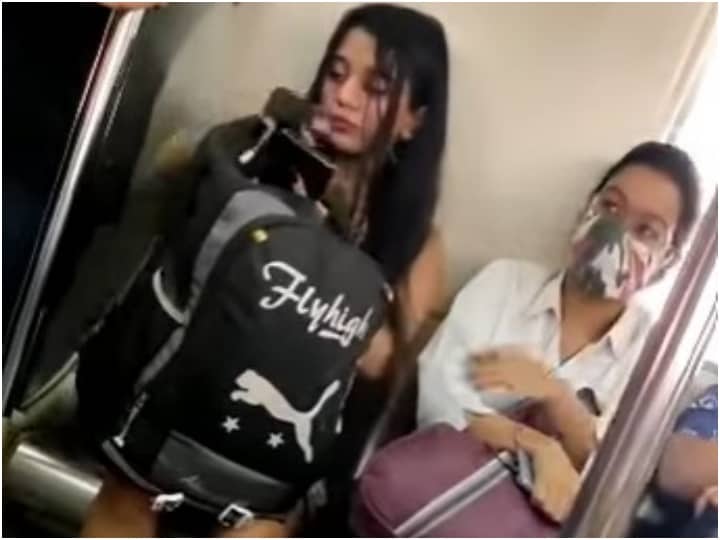 Girl seen in Delhi Metro dressed like Urfi Javed going viral in social media मेट्रो में ट्रेवल कर रही कुछ लड़कियों का वीडियो वायरल! उनके पहनावे को लेकर आ रहे कई कमेंट