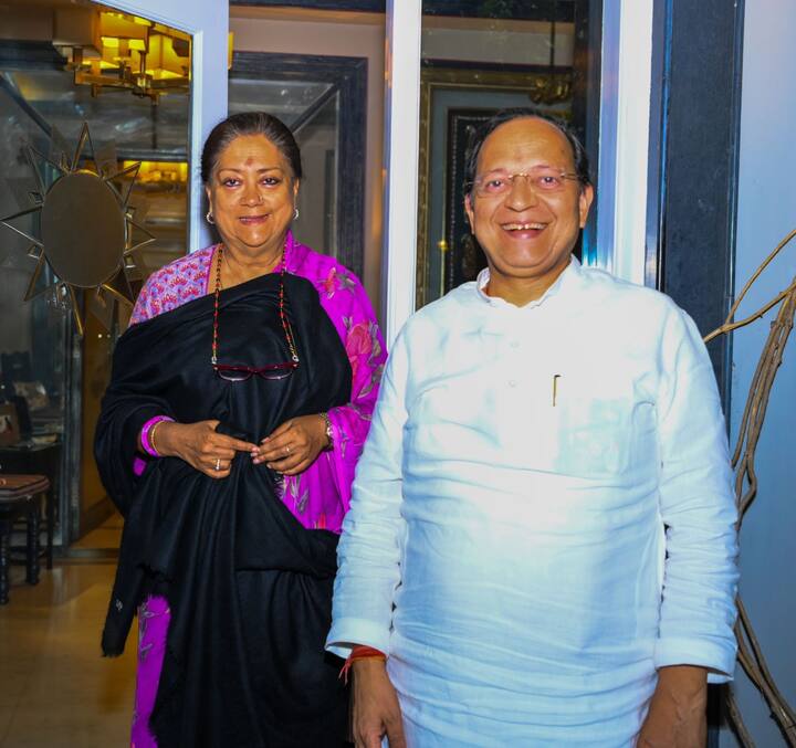 कहा ये भी जा रहा है कि आलाकमान की तरफ से राजस्थान बीजेपी को एकजुट होकर कांग्रेस का सामना करने के लिए कहा गया है, जिसके बाद रविवार को ये तस्वीर देखने को मिली है.