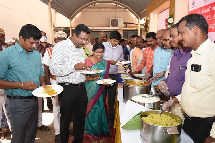 Thanjavur Distribution of rice-cooked meals to the people at Tanjore Collector's Office TNN தஞ்சை கலெக்டர் அலுவலகத்தில் செறிவூட்டப்பட்ட அரிசியால் சமைத்த உணவு வகைகள் மக்களுக்கு வழங்கல்