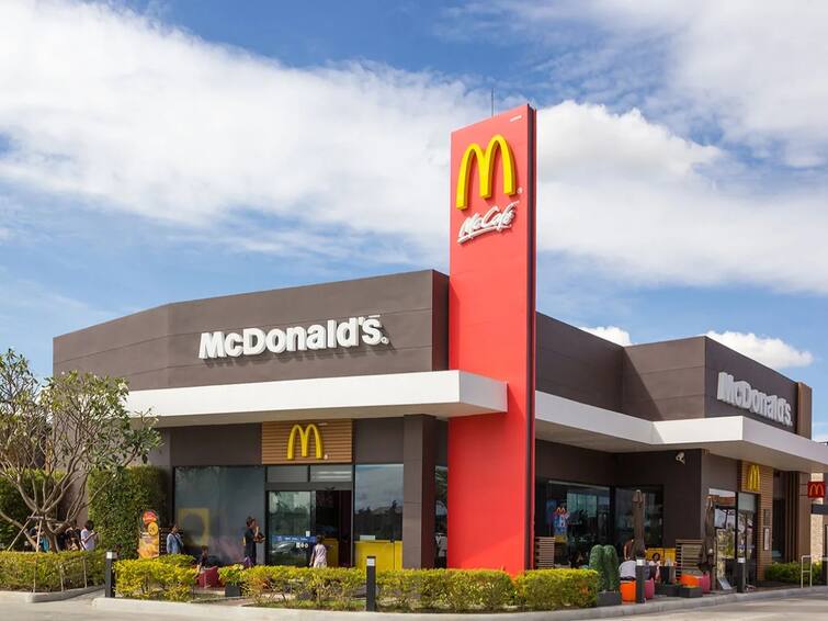 MC Donalds temporarily shut us offices prepare layoff notices says report MC Donalds : 'யாரும் வேலைக்கு வர வேண்டாம்’ - பணிநீக்கத்திற்கு முன் ஊழியர்களுக்கு வொர்க் பர்ம் ஹோம் கொடுத்த மெக்டொனால்ட்ஸ்...!