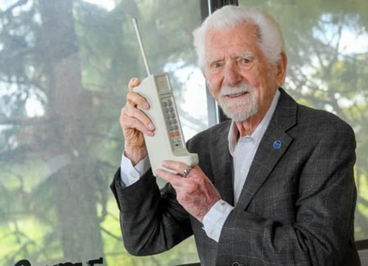 Mobile Phones: 50 साल पहले आज ही के दिन हुई थी मोबाइल से पहली कॉल, अमेरिकी इंजीनियर ने किया था आविष्कार The First Call from Mobile Phone 50 Years Ago Today by US Engineer Mobile Phones: 50 साल पहले आज ही के दिन हुई थी मोबाइल से पहली कॉल, अमेरिकी इंजीनियर ने किया था आविष्कार