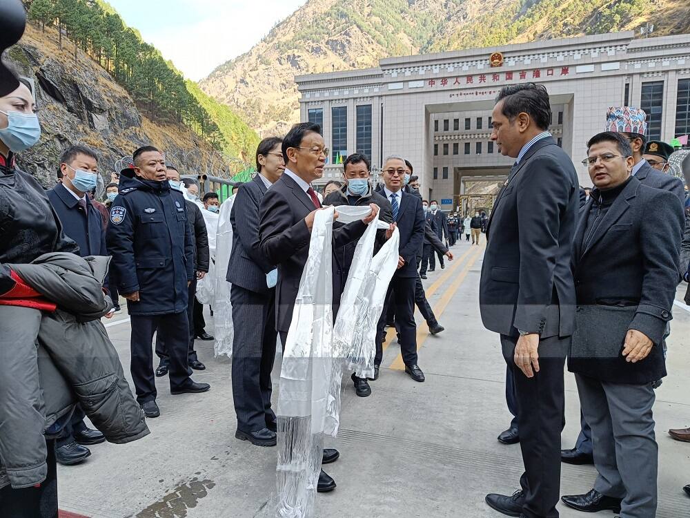 नेपाल में पैठ बना रहा चीन, दोनों देशों की क्रॉस-बॉर्डर ट्रेड पर बनी बात, व्यापार फिर शुरू
