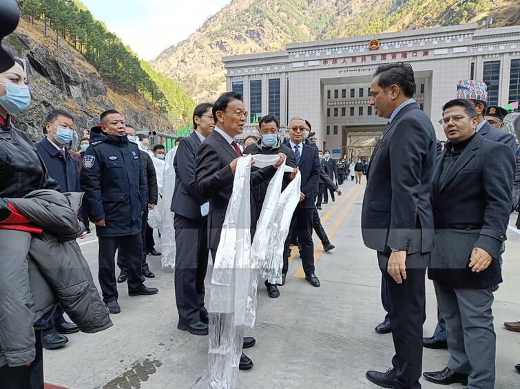 नेपाल में पैठ बना रहा चीन, दोनों देशों की क्रॉस-बॉर्डर ट्रेड पर बनी बात, व्यापार फिर शुरू नेपाल में पैठ बना रहा चीन, दोनों देशों की क्रॉस-बॉर्डर ट्रेड पर बनी बात, व्यापार फिर शुरू