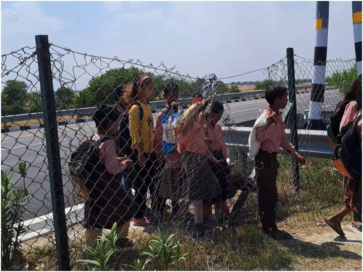 etawah students putting their life in risk as they are crossing expressway to reach school ann Etawah: स्कूल जाने के लिए जान जोखिम में डाल रहे बच्चे, भागती गाड़ियों के बीच एक्सप्रेसवे करते हैं पार
