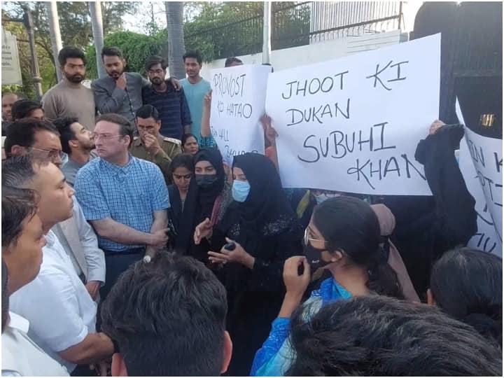 Aligarh muslim university female students protested outside vc residence for their demand ann Aligarh: हॉस्टल में नहीं मिल रहा अच्छा खाना, मेल स्टाफ बनाते हैं वीडियो, AMU की नाराज छात्राओं ने VC आवास को घेरा