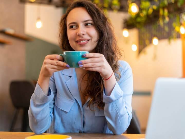 भारत में चाय और कॉफी लवर ऐसे मिल जाएंगे जिन्हें सुबह आंख खुलते ही बेड पर चाय और कॉफी चाहिए.