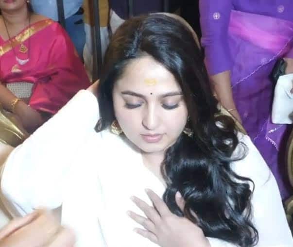 अनुष्का शेट्टी का यह अंदाज देख हर कोई हैरान रह गया. सोशल मीडिया पर कुछ वक्त पहले अनुष्का शेट्टी की कुछ तस्वीरें वायरल हो रही थी. बता दें कि यह तस्वीरें महाशिवरात्रि की है. जिसमें अनुष्का शेट्टी ने काफी खूबसूरत लुक लिया हुआ है.