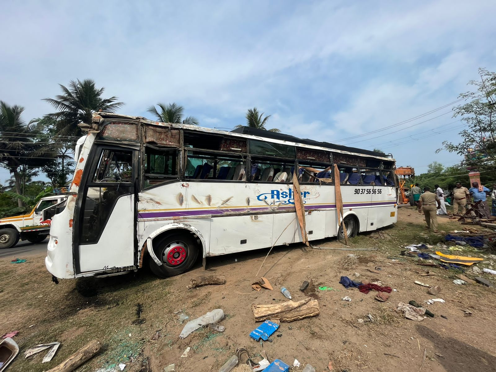 தஞ்சை அருகே பஸ் கவிழ்ந்து சிறுவன், மூதாட்டி பலி; 40 பேர் காயம்