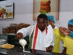 छत्तीसगढ़ के मंत्री कवासी लखमा बन गए शेफ, लोगों के लिए तैयार किया रागी डोसा फिर...