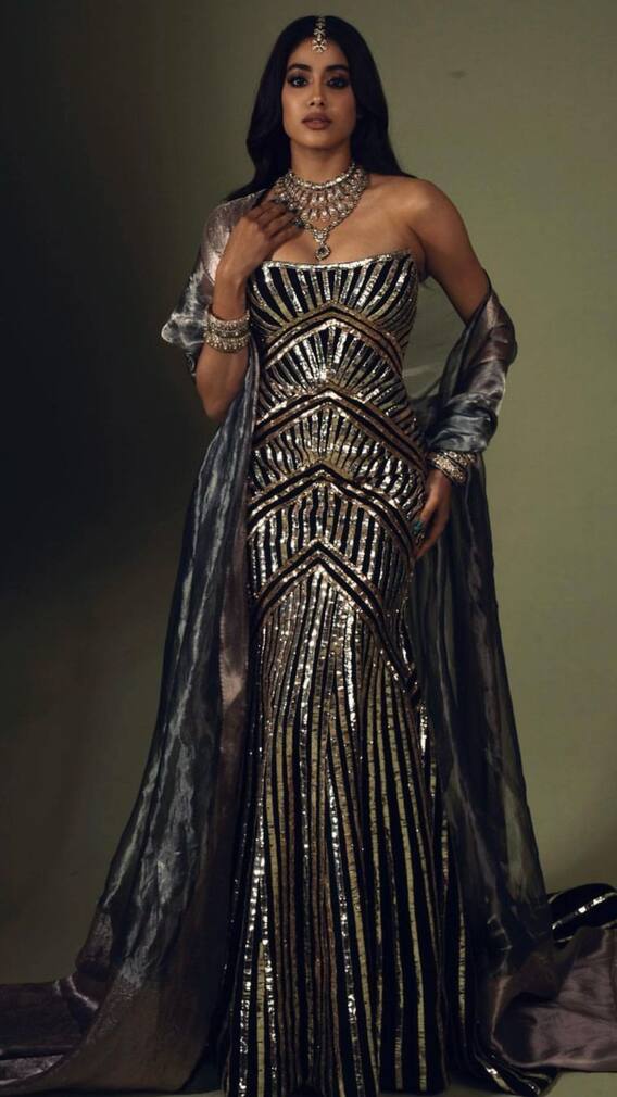 সাহসী ফটোশ্য়ুটে দ্য়ুতি ছড়ালেন জাহ্নবী