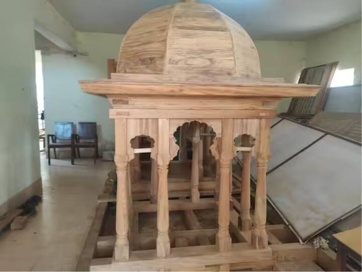 त्यामुळे रथाची चाचणी घेताना देवस्थान कर्मचाऱ्यांनी तेवढे वजन पेलत रथ रथोत्सवाच्या मार्गावर नेला.