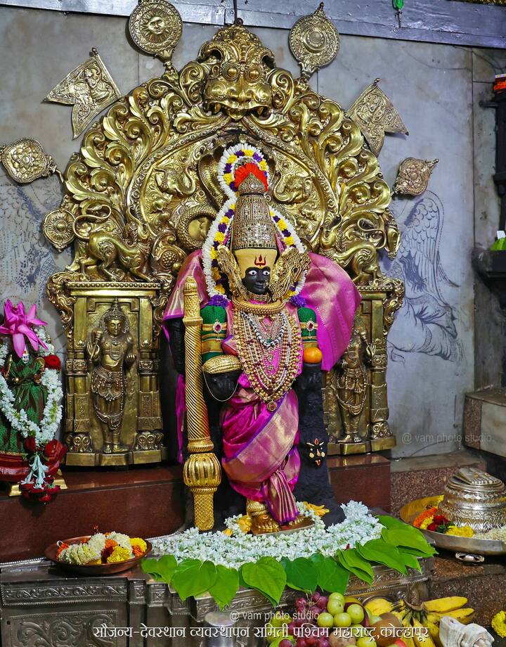 तीन महिन्यांच्या परिश्रमातून नक्षीकाम व नाजूक कलाकुसरीतून तयार झालेला हा भक्कम आणि देखणा आहे.