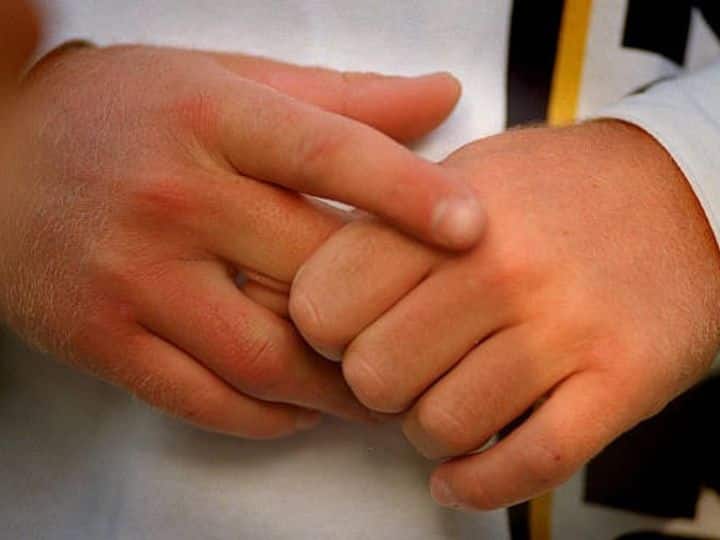 Cracking Knuckles Side Effects Know Disadvantages Of Snapping Fingers कहीं आप ज्यादा उंगलियां तो नहीं चटकाते? हो जाएं अलर्ट...वरना इन बीमारियों का बढ़ सकता खतरा