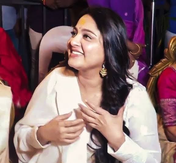 अनुष्का शेट्टी ने फिल्म बाहुबली में देवसेना का किरदार निभा कर हर किसी को अपना दीवाना बना लिया है. लेकिन आपको बता दें कि हाल ही में उनका एक बदला बदला रूप देखने को मिला है.