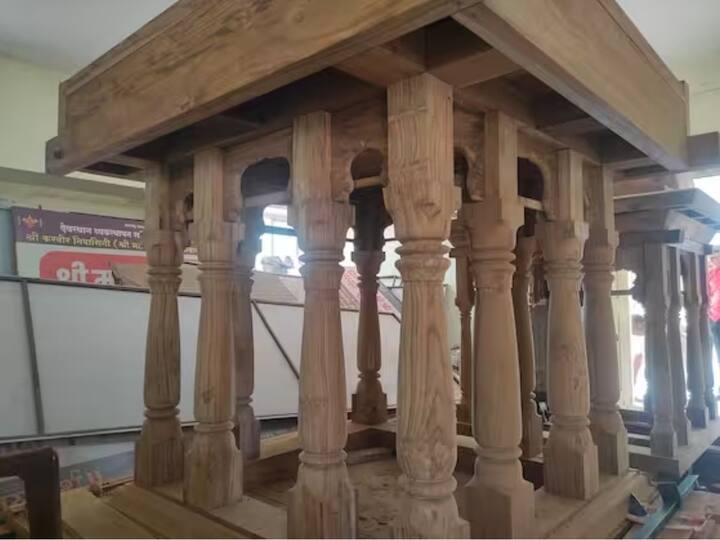 रथाची चाके आणि पाया तोच ठेवून रथाची वरील बाजू नव्याने करण्यात आली आहे. रथाच्या याच भागावर श्रीपूजक असतात.