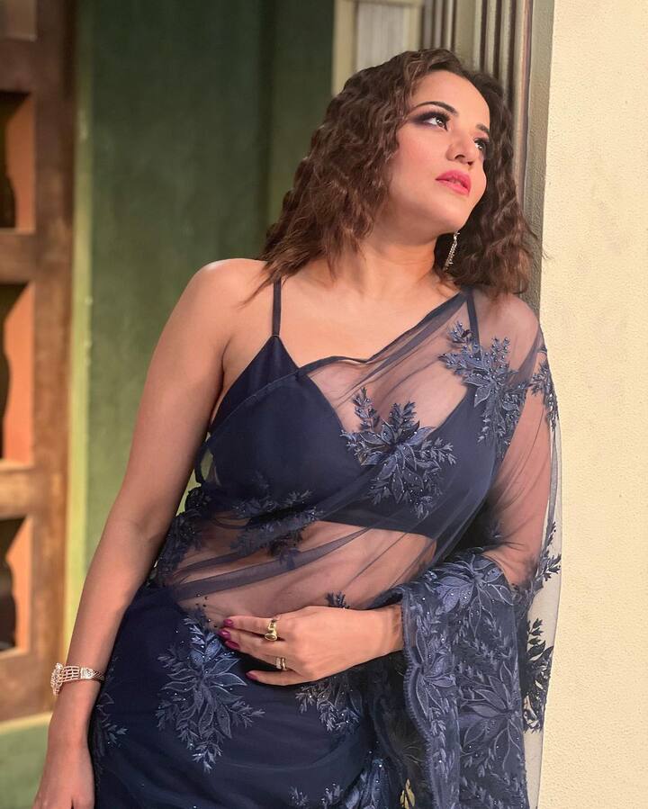 અભિનેત્રીએ કર્લી વાળ, સ્મોકી આઇ અને મોટી ઇયરિંગ્સ સાથે તેના લૂકને શાનદાર બનાવ્યો છે. જે તેના દેખાવને ખૂબ જ સુંદર બનાવે છે.