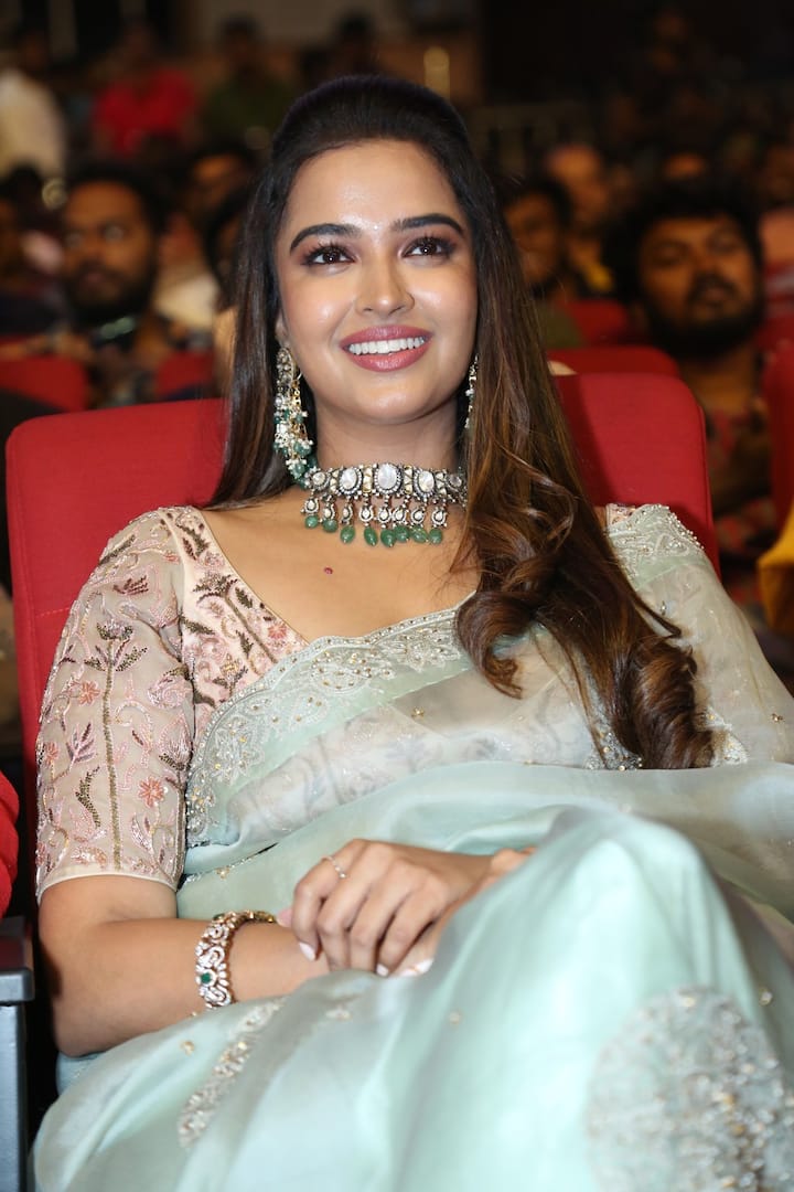 పూజిత అందానికి కుర్రకారు ఫిదా అవుతున్నారు.