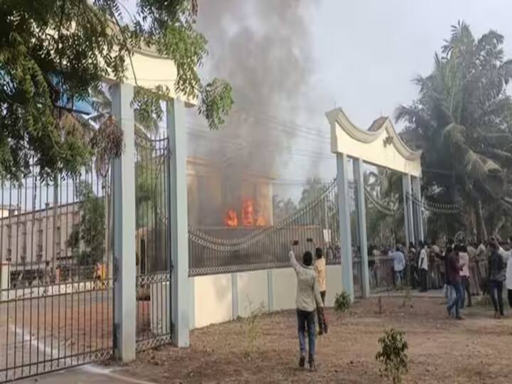 Amalapuram Dalith leaders protest at Collectorate on clashes cases removed DNN Amalapuram Clashes : అసాంఘిక శక్తులు అమాయకులా? అల్లర్ల కేసులు ఎత్తివేత సిగ్గుచేటు- దళిత సంఘాలు
