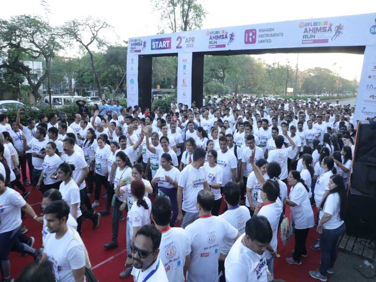 nashik news 85 year old grandfather completes 10 km Ahimsa Run maharashtra news Nashik Ahinsa Run : 85 वर्षीय आजोबांकडून तब्बल 10 किलोमीटर 'अहिंसा रन' पूर्ण, पाच हजार नाशिककर धावले!