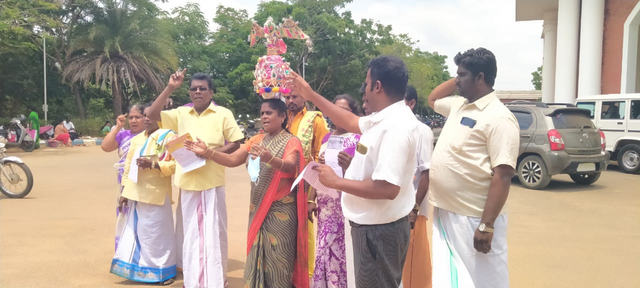 அழிந்து வரும் கரகாட்டக்கலை... அரசு விழாக்களில் வாய்ப்பளிக்க கோரி தஞ்சை கலெக்டரிடம் மனு