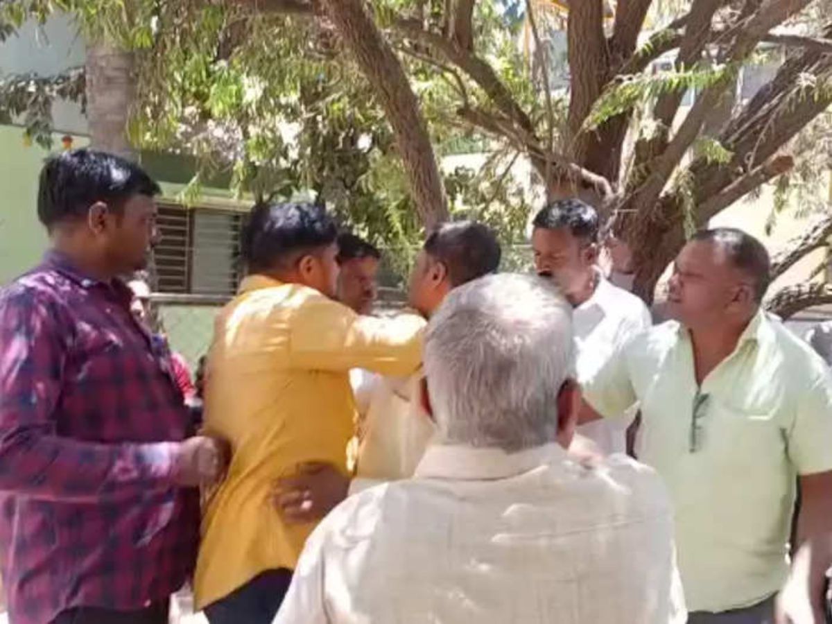 Dispute In Balumama Devasthan Committee Directly On The Streets Courageous Bhosle Supporters Beat Up Sarpanch | Kolhapur News : बाळूमामा देवस्थान समितीमधील वाद थेट रस्त्यावर, धैर्यशील भोसले ...