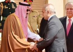 सऊदी अरब ने उमराह के लिए नवाज शरीफ, पीएम शहबाज को 'आमंत्रित' किया, क्‍या मिल पाएगा लोन?