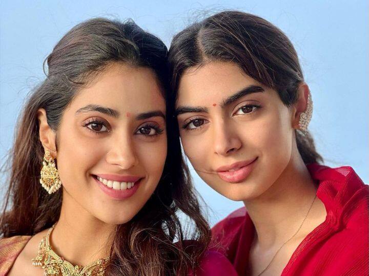 Janhvi-Khushi Kapoor Pics: बॉलीवुड एक्ट्रेस जाह्नवी कपूर की लेटेस्ट तस्वीरें सोशल मीडिया पर सामने आई हैं. इन फोटो में जाह्नवी कपूर अपनी बहन खुशी कपूर के साथ नजर आ रही हैं.