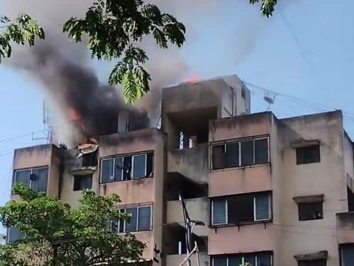 Pune Building Catches Fire cell tower a top building Pune: रिहाइशी इलाके में  इमारत की छत पर बनी मोबाइल टावर में लगी आग, बड़ा हादसा टला