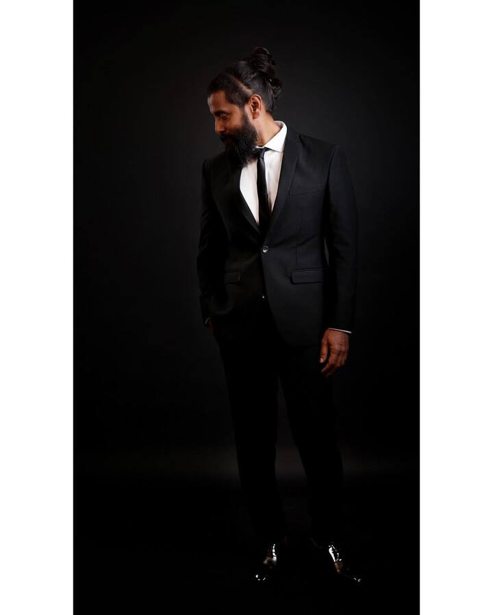 அந்நிகழ்ச்சியில் பொன்னியின் செல்வன் படக்குழுவினர் மற்றுமன்றி பல திரை பிரபலங்களும் கலந்து கொண்டனர்.