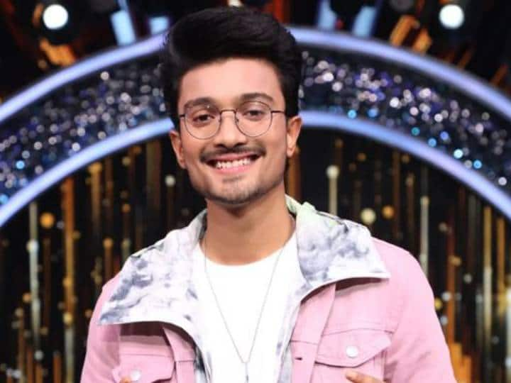 Indian Idol 13 Winner Rishi Singh Lifts Trophy 25 lac prize money and a swanky new car Indian Idol 13 Winner: अयोध्या के ऋषि सिंह ने जीता ‘इंडियन आइडल 13’ का खिताब, ट्रॉफी के साथ मिले 25 लाख और कार