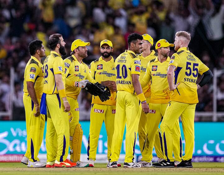 மேலும் சென்னை அணி, சென்னை மெட்ரோ உடன் இணைந்து இப்போட்டியை காண வரும் ரசிகர்கள் போட்டியின் டிக்கெட் வைத்து மெட்ரோவில் இலவச பயணம் செய்து கொள்ளலாம் என்றும் அறிவித்துள்ளது. போட்டி முடிந்த 1 மணி நேரத்திற்கு பிறகும் மெட்ரோ இயக்கப்படும் என்று தெரிவிக்கப்பட்டுள்ளது.