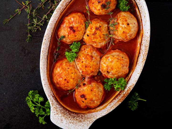 Chicken Manchurian: भारत और पाकिस्तान में कई मतभेद है लेकिन उन दोनों में एक चीज समान है. इन दोनों मुल्कों में खाने के दीवानों की कमी नहीं है. चिकन मंचूरियन सॉस में तले हुए चिकन से बनी एक फेमस डिश है.