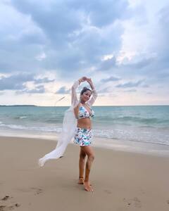 Kate Sharma: વ્હાઈટ બિકિનીમાં કેટ શર્માએ દરિયા કિનારે આપ્યા હોટ પોઝ, જુઓ તસવીરો