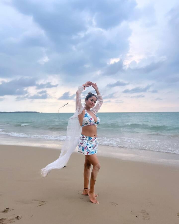 આ તસવીરોમાં કેટ દરિયા કિનારે વ્હાઈટ બિકિનીમાં હોટ પોઝ આપતી જોવા મળી રહી છે.