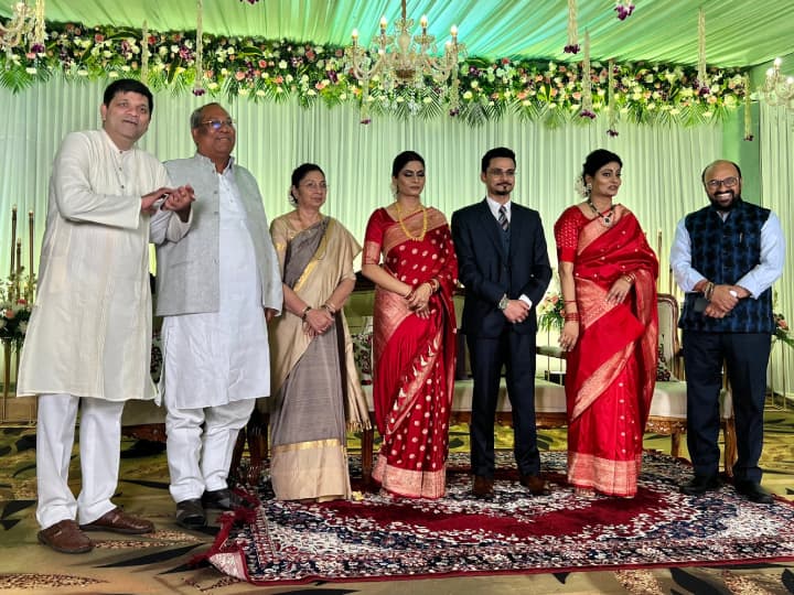 लेकिन इन पार्टी में अनुप्रिया पटेल की मां कृष्णा पटेल और बहन पल्लवी पटेल नजर नहीं आईं. बता दें कि दोनों बहनों के बीच विवाद अभी भी चल रहा है.