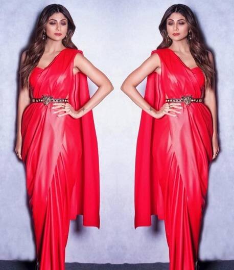 बॉलीवुड एक्ट्रेस शिल्पा शेट्टी की तरह आप प्लेन रेड साड़ी पर इस तरीके का कंट्रास्ट ब्लैक बेल्ट कैरी कर सकती हैं. यह बहुत ही स्टनिंग लुक आपकी साड़ी को देगा.